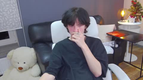 Snapshot of iwillfall_ chatting on December 19, 3:40 am Maxim online show from December 19, 3:40 am