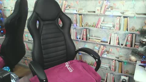 Snapshot of iwillfall_ chatting on December 27, 5:52 am Maxim online show from December 27, 5:52 am