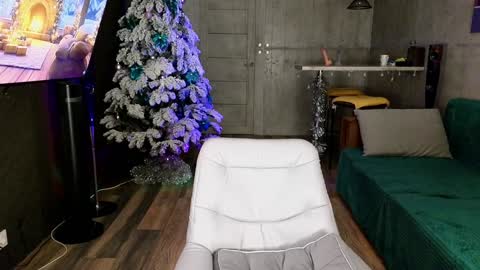 Snapshot of izi_fox chatting on December 19, 9:28 pm izi online show from December 19, 9:28 pm