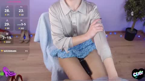 Snapshot of izzy_cam chatting on February 19, 5:38 am Queen of nylon Victoria online show from February 19, 5:38 am