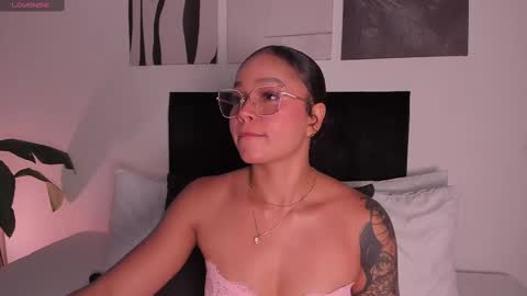 Snapshot of izzy_vega chatting on October 1, 1:11 am Izzy vega online show from October 1, 1:11 am