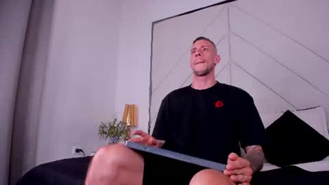 Snapshot of j_king__ chatting on June 19, 6:56 pm J King online show from June 19, 6:56 pm