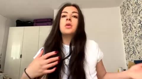 Mia online show from June 9, 8:04 am