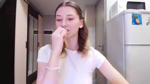 Snapshot of jackp0t__ chatting on March 6, 10:45 am Win by life online show from March 6, 10:45 am