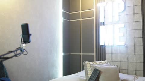 Jackson Bell online show from February 5, 1:44 pm