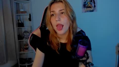 Snapshot of jacky_croft chatting on February 10, 6:20 am Linda Sofia help me get to 100 thumbs up online show from February 10, 6:20 am