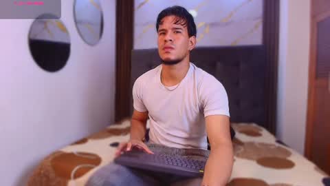 Snapshot of jacobwolf__ chatting on August 7, 6:43 pm Jacob Wolf online show from August 7, 6:43 pm
