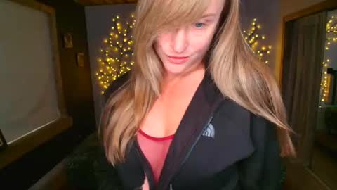 jadeamaryllis_ online show from April 18, 2:21 pm