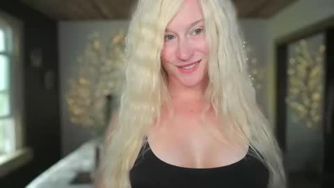 jadeamaryllis_ online show from April 24, 1:35 pm