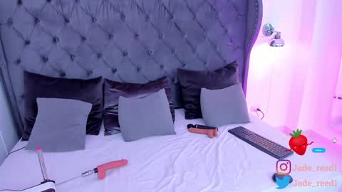 Jade Red  online show from December 17, 5:47 pm