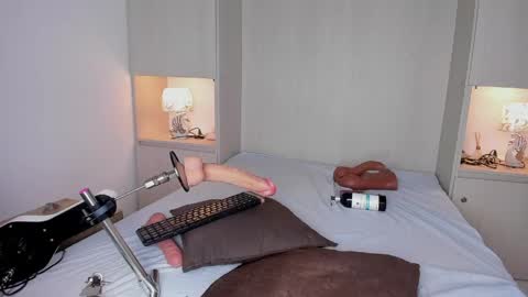 Snapshot of jademuller_ chatting on May 14, 9:10 pm JADE online show from May 14, 9:10 pm