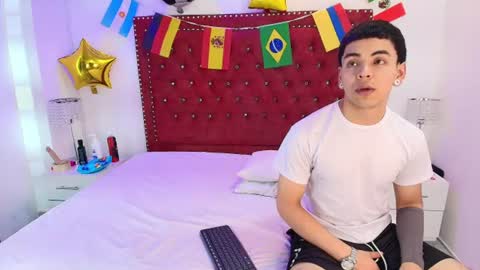 Snapshot of jaden_and_sofia chatting on June 19, 3:33 am Jaden and Sofia online show from June 19, 3:33 am