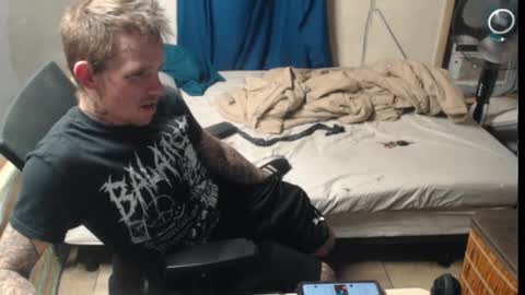 showingitoff online show from November 10, 4:00 am