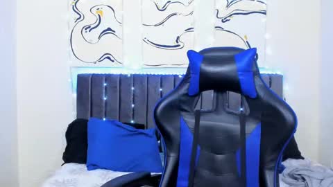 Snapshot of jake_shadow14 chatting on December 3, 6:06 pm Hi guys im new 3 online show from December 3, 6:06 pm
