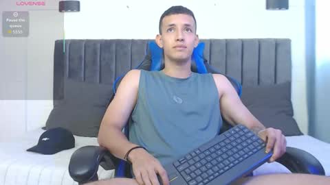 Snapshot of jake_shadow14 chatting on October 16, 6:42 pm Hi guys im new 3 online show from October 16, 6:42 pm