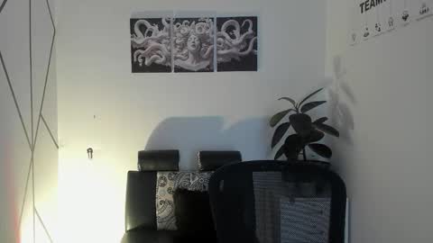 james_adamss_ online show from December 16, 12:43 pm