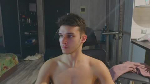 Snapshot of james_friends chatting on June 4, 10:16 pm James online show from June 4, 10:16 pm