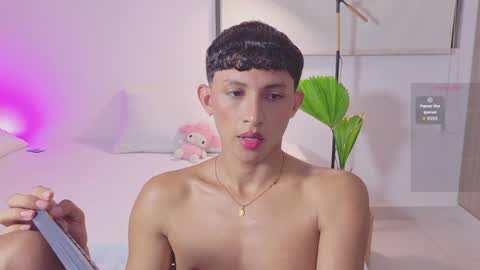 Snapshot of jamess_blanco chatting on April 19, 12:43 am jamess_blanco online show from April 19, 12:43 am