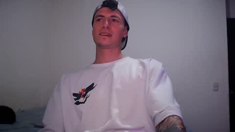 Snapshot of jamesss____ chatting on December 15, 8:30 am jamesss____ online show from December 15, 8:30 am