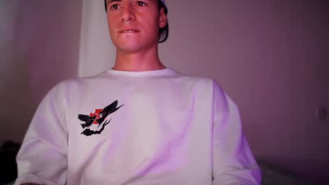 Snapshot of jamesss____ chatting on December 19, 4:02 pm jamesss____ online show from December 19, 4:02 pm