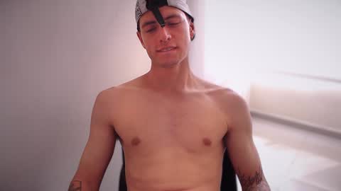 Snapshot of jamesss____ chatting on January 16, 6:48 pm jamesss____ online show from January 16, 6:48 pm