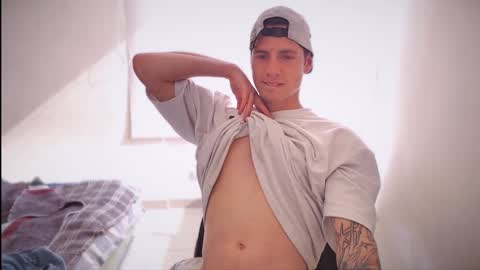 Snapshot of jamesss____ chatting on January 20, 8:29 pm jamesss____ online show from January 20, 8:29 pm