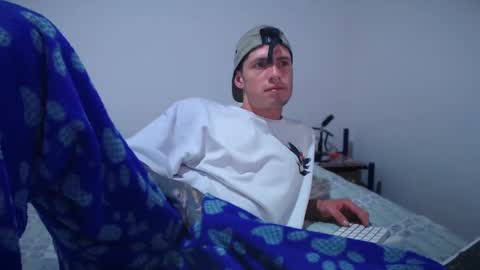 Snapshot of jamesss____ chatting on February 11, 4:01 am jamesss____ online show from February 11, 4:01 am