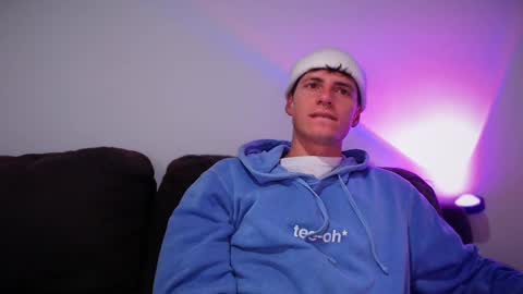 Snapshot of jamesss____ chatting on February 26, 4:14 am jamesss____ online show from February 26, 4:14 am