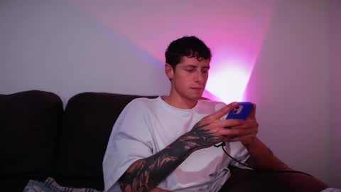 Snapshot of jamesss____ chatting on February 27, 7:47 pm jamesss____ online show from February 27, 7:47 pm