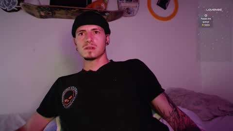 Snapshot of jamesss____ chatting on October 22, 4:35 am jamesss____ online show from October 22, 4:35 am