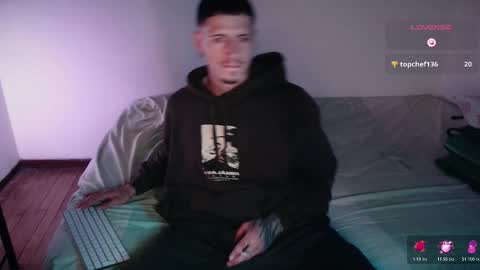 Snapshot of jamesss____ chatting on November 15, 9:54 pm jamesss____ online show from November 15, 9:54 pm