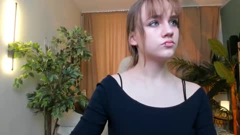 Snapshot of jamie_chung chatting on December 15, 5:01 am jamie_chung online show from December 15, 5:01 am