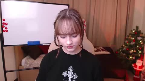 Snapshot of jamie_chung chatting on December 18, 5:13 am jamie_chung online show from December 18, 5:13 am