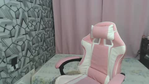 Snapshot of janeliciouse chatting on June 13, 1:25 am janeliciouse online show from June 13, 1:25 am