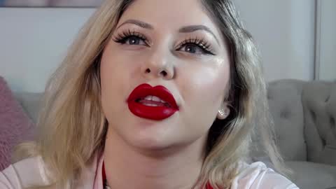 Snapshot of janellebrown_ chatting on December 4, 5:33 pm Janelle Brown online show from December 4, 5:33 pm