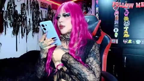 Snapshot of janna_ink chatting on November 10, 12:42 am online show from November 10, 12:42 am