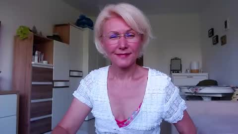 Snapshot of jasmin18v chatting on June 2, 5:09 am Jasmin room for people 40 online show from June 2, 5:09 am