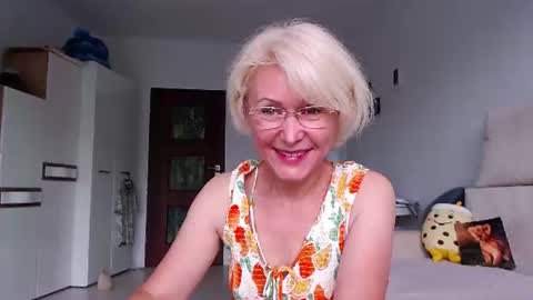 Snapshot of jasmin18v chatting on June 11, 5:49 am Jasmin room for people 40 online show from June 11, 5:49 am