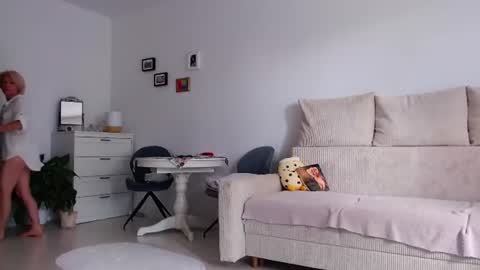 Snapshot of jasmin18v chatting on July 12, 1:13 pm Jasmin room for people 40 online show from July 12, 1:13 pm