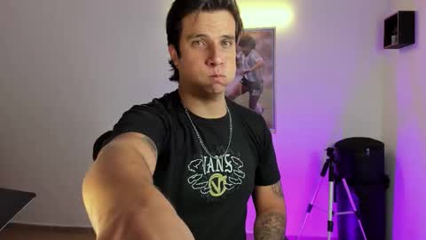 Snapshot of jayalvarrez_ chatting on September 14, 6:18 pm Jay Alvarrez online show from September 14, 6:18 pm