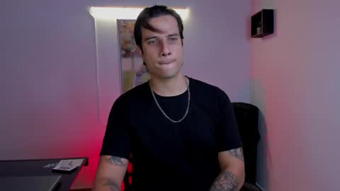 Snapshot of jayalvarrez_ chatting on November 22, 7:24 pm Jay Alvarrez online show from November 22, 7:24 pm