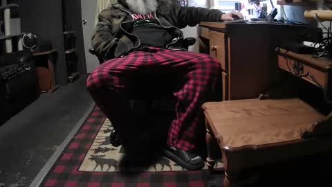 Snapshot of jaycanbefun chatting on November 18, 1:22 am Grand Zaddy or Jay its casual online show from November 18, 1:22 am