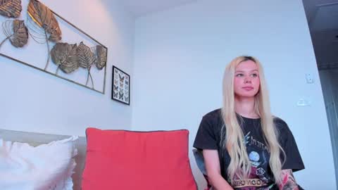 Snapshot of jean_mokujin chatting on February 7, 3:55 am Akila and Daria online show from February 7, 3:55 am