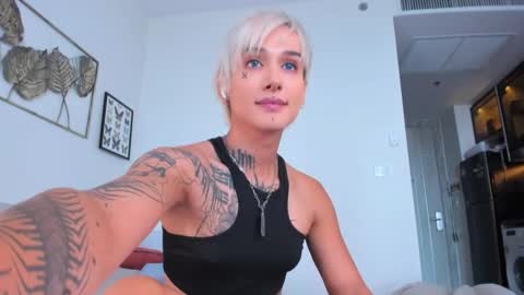 Snapshot of jean_mokujin chatting on February 16, 3:37 am Akila and Daria online show from February 16, 3:37 am