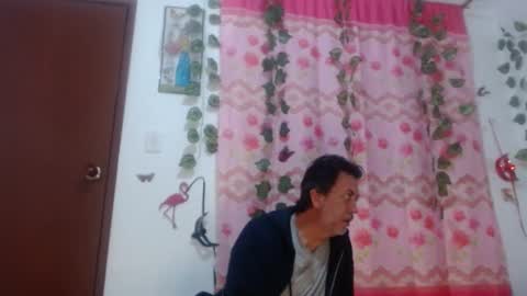 Snapshot of jeans_and_emma chatting on March 9, 1:25 am jeans_and_emma online show from March 9, 1:25 am