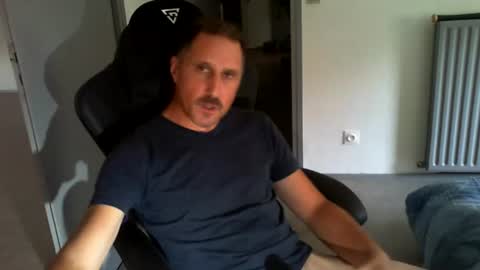 Snapshot of jef74700 chatting on August 3, 10:32 am Jrme online show from August 3, 10:32 am
