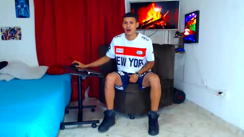 Snapshot of jeffer21_hot chatting on June 8, 6:36 am jeffer21_hot online show from June 8, 6:36 am