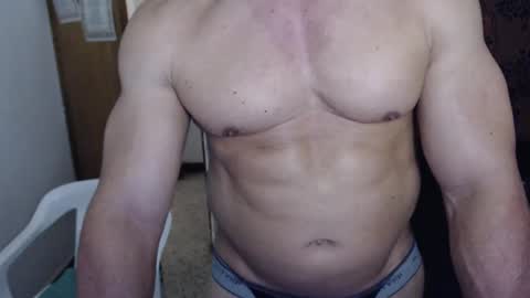 Snapshot of jefmuscletw chatting on February 19, 3:16 pm brayam online show from February 19, 3:16 pm