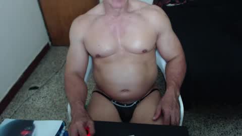 Snapshot of jefmuscletw chatting on March 5, 12:33 pm brayam online show from March 5, 12:33 pm