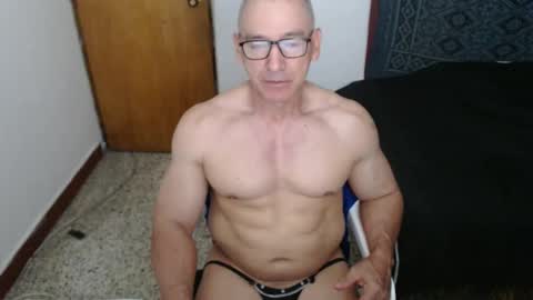 Snapshot of jefmuscletw chatting on November 19, 12:16 pm brayam online show from November 19, 12:16 pm